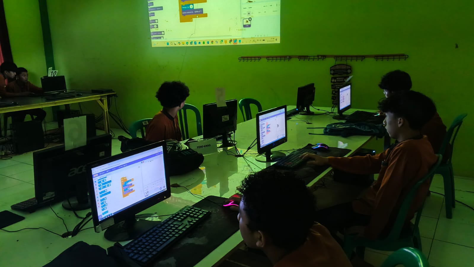 Pembelajaran Informatika santri Al Misykah IBS